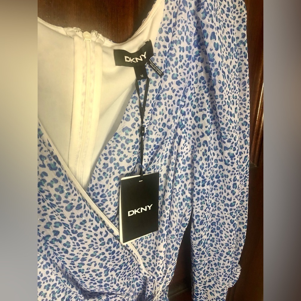 GORGEOUS 💙 NWT DKNY Leopard‎ Wrap Dress - Picture 3 of 9